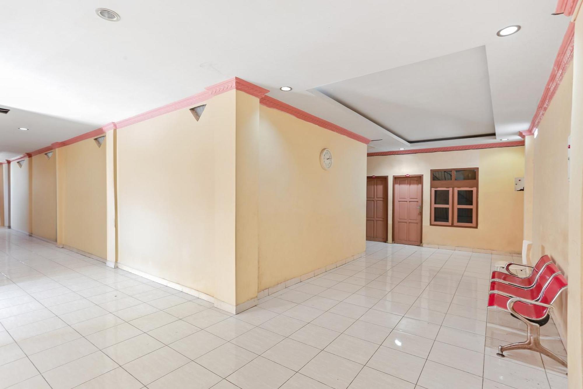 Oyo 93046 Hotel Fortuna Parepare Exterior foto